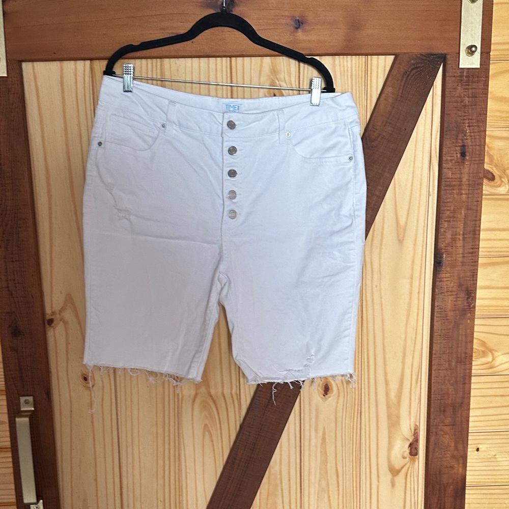 Time and Tru Women's White Button-Fly Shorts